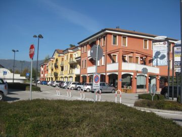 NEGOZIO DI MQ 65 VETRINATO